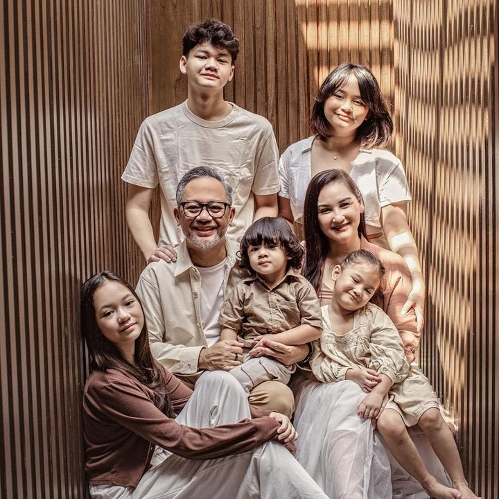 <p>Tidak hanya Numa, keponakan Mona, Balint, pun turut mengikuti jejak Numa. Meski baru berusia tiga tahun, Balint sangat bersemangat untuk sekolah, lho. (Foto: Instagram: @monaratuliu)</p>