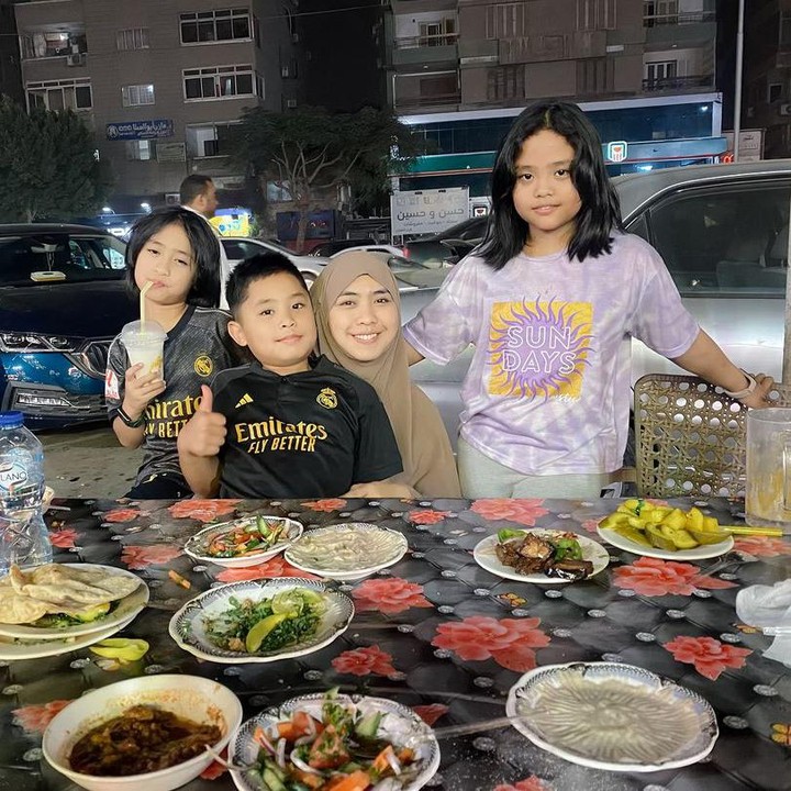 <p>Si sulung Maryam terlihat berdiri di samping sang Bunda. Sementara itu, Ibrahim duduk dipangkuan Oki dan Khadeejah duduk di sampingnya. Mereka tengah mencicipi kuliner khas Mesir. (Foto: Instagram: @okisetianadewi)</p>