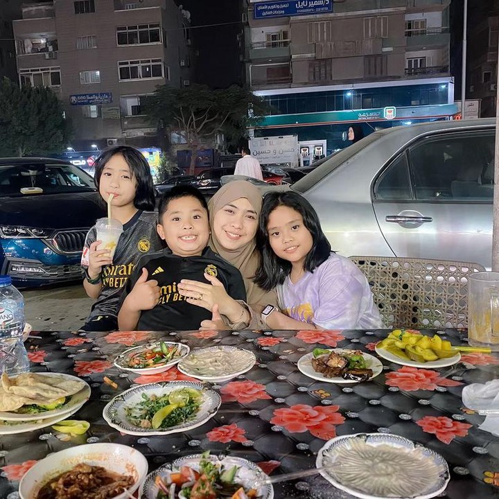 <p>Banyak netizen yang berbahagia melihat kabar Oki beserta anak-anaknya selalu sehat setelah pindah ke Mesir. Mereka pun berdoa agar Oki dan keluarga selalu diberikan kesehatan. (Foto: Instagram: @okisetianadewi)</p>