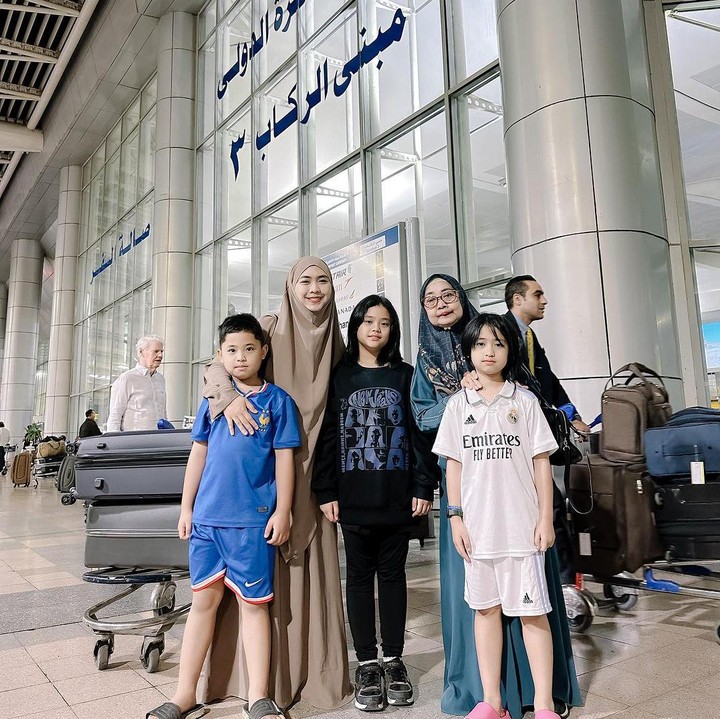 <p>Oki Setiana Dewi memutuskan untuk memboyong ketiga anaknya, Maryam, Khadeejah, dan Ibrahim, untuk pindah ke Kairo, Mesir. Bukan tanpa alasan, hal ini dilakukan demi mengejar pendidikan agama, Bunda. (Foto: Instagram: @okisetianadewi)</p>