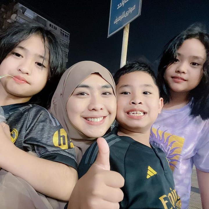 <p>Beberapa waktu lalu, Oki turut mengunggah potret ketika dirinya dan anak-anak menikmati jajanan khas Mesir di malam hari. Mereka pun terlihat sangat bahagia, Bunda. (Foto: Instagram: @okisetianadewi)</p>