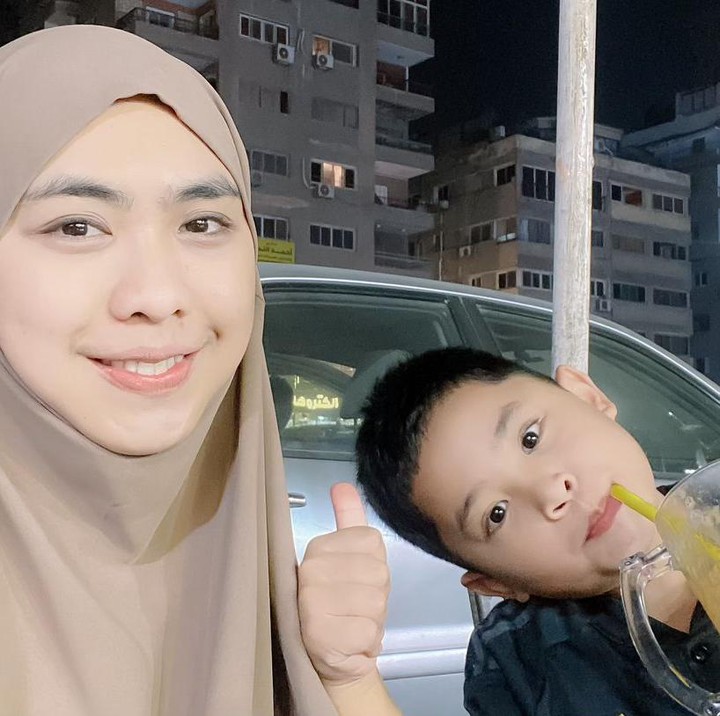 <p>"Menikmati jajanan Mesir di malam hari with kiddos," tulis Oki seraya menyisipkan emotikon hati. Sang putra nampak bergaya memegang minuman di sebelahnya. (Foto: Instagram: @okisetianadewi)</p>
