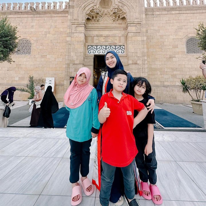<p><em>"MasyaAllah</em>, sehat-sehat Umma dan Kiddos dimanapun berada, semoga Allah melindungi, Aminnn," ujar seorang netizen. <em>"MasyaAllah</em>, waktu yang sangat istimewa bersama anak-anak adalah bahagia tidak terkira. Sehat jiwa dan raga semuanya ya," papar netizen lainnya. (Foto: Instagram: @okisetianadewi)</p>