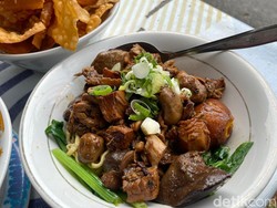 Pangsit H. Batong: Mie Ayam Topping Ati Ampela dan Uritan Populer Sejak 1978