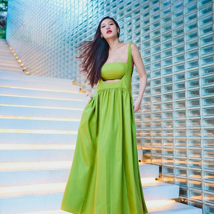 <p>Di foto lainnya, Patricia Gouw tampak mengenakan gaun berwarna hijau muda. Tampil cantik sebulan setelah melahirkan, Patricia Gouw mengatakan bahwa saat itu ia tengah menikmati waktunya dan status barunya sebagai seorang Bunda. "<em>Mommy’s day out, 1month after giving birth</em>.. Padahal cuma nyeberang dari apartmen saja kok ada yang lucu gitu tangga nya," tulisnya di Instagram. (Foto: Instagram @patriciagouw)</p>