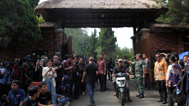 Para calon menteri Prabowo kompak mengenakan kemeja serba putih ketika menghadiri kegiatan pembekalan di Hambalang, Bogor, Jawa Barat, Rabu (16/10).