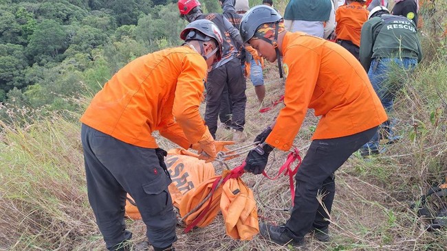Jenazah pendaki asal Cengkareng Jakbar ditemukan di antara semak-semak di kiri jalur pendakian Gunung Wilis setelah sepekan pencarian.