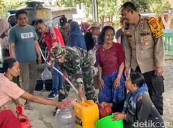 Polisi Bondowoso Distribusikan Air Bersih ke Warga Terdampak Kekeringan
