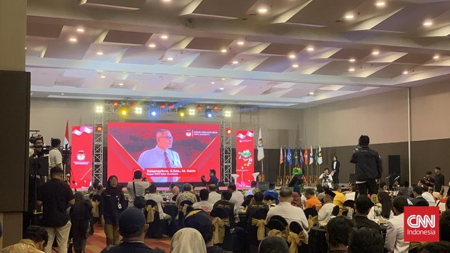 Sejumlah orang dari gerakan kotak kosong mendatangi arena debat perdana Pemilihan Wali Kota Surabaya 2024, di Dyandra Convention Center, Rabu (16/10) malam.