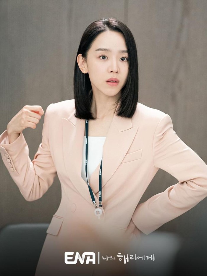 Aktris Shin Hye Sun memainkan peran ganda dalam drama Korea terbarunya, Dear Hyeri (2024). Ia berperan sebagai pembawa berita bernama Joo Eun Ho yang memiliki 'kepribadian' lain bernama Joo Hye Ri./ Foto: instagram.com/channel.ena.d