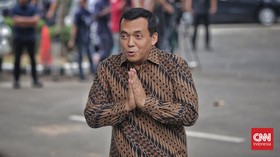 KPK mencari Wakil Menteri Imigrasi Silmy Karim terkait OTT di Jakarta Barat. KPK meminta kooperatif dari pihak yang dicari untuk proses hukum lebih lanjut.