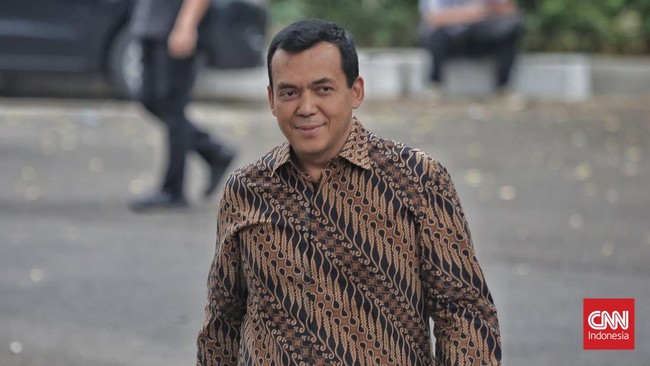 Riza Chalid Masih Berada di Malaysia Wakil Menteri Imigrasi Silmy Karim mengonfirmasi Riza Chalid, tersangka korupsi, masih berada di Malaysia, bukan Singapura.