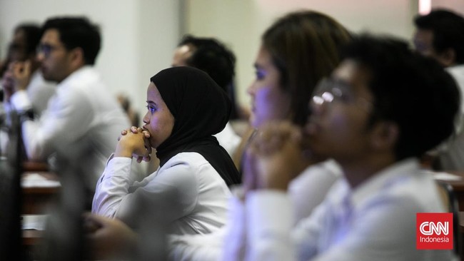 Peserta bersiap mengikuti tes Seleksi Kompetensi Dasar (SKd) pada seleksi Calon Pegawai Negeri Sipil (CPNS) 2024 di Kantor Badan Kepegawaian Negara (BKN), Jakarta, Rabu (16/10/2024). (CNN Indonesia/Adi Ibrahim)