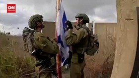 VIDEO: Tentara Israel Kibarkan Bendera Di Monumen Lebanon