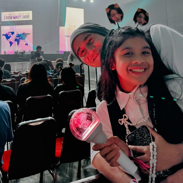 <p>Seperti Omesh, Vino G Bastian juga menghabiskan waktunya untuk menemasi sang putri, Jizzy, nonton konser K-Kpop IVE. "Malam minggu bersama Ayah," tuturnya.(Foto: Instagram @vinogbastian__)<br /><br /><br /></p>