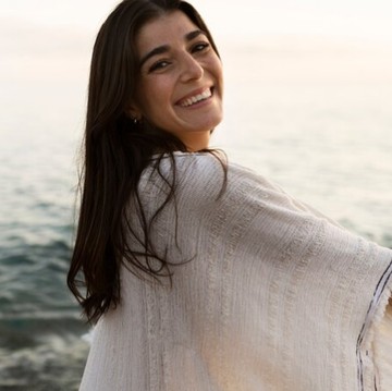 6 Zodiak Tampil Cantik Natural karena Sikap Positifnya