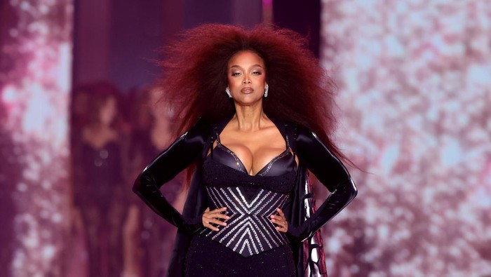 NEW YORK, NEW YORK - OCTOBER 15: Tyra Banks walks the runway for the Victoria's Secret Fashion Show 2024 on October 15, 2024 in New York City. (Photo by Dimitrios Kambouris/Getty Images for Victoria's Secret)