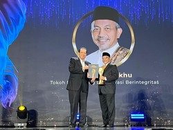 Ahmad Syaikhu Raih Tokoh Pendorong Demokrasi Berintegritas detikcom Awards