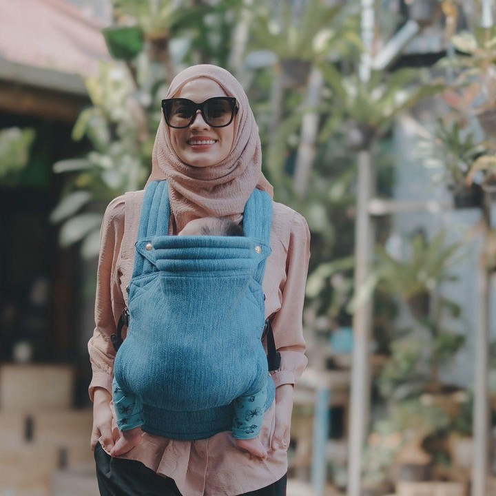 <p>Ungkapan Alyssa soal memeluk anak sontak menuai reaksi, Bunda. Lewat kolom komentar, netizen mengaku setuju dengan pendapat sang artis. "Mba Icha sayang, barakallah. Selamat menikmati waktu2 menggendong dan berpelukan. Tetiba nanti Lia jadi nak gadisss," kata akun @nisa****. (Foto: Instagram @ichasoebandono)</p>