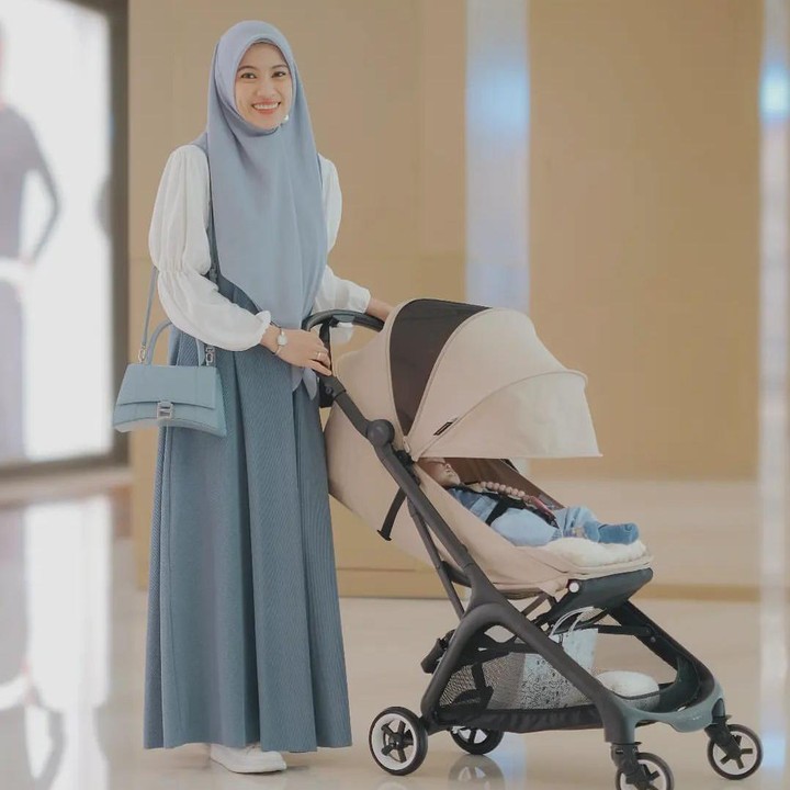 <p>Bagi Alyssa, sangat menikmati momen memeluk anak ketika masih kecil sebelum tumbuh besar. "Hargailah setiap pelukan... karena waktu berlalu begitu cepat. <em>Masya Allah TabarakAllah. Allahumma Baarik</em>," tulisnya di <em>caption. </em>(Foto: Instagram @ichasoebandono)<br /><br /><br /></p>
