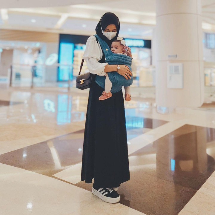 <p>Alyssa membawa putri kecilnya menghabiskan waktu menggunakan <em>stroller</em> hingga gendongan. Saat memeluk Si Kecil dalam gendongan, bintang film <em>Petualangan Sherina</em> menyebut ini merupakan momen yang berharga. (Foto: Instagram @ichasoebandono)<br /><br /><br /></p>