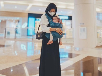 5 Potret Alyssa Soebandono Ajak Si Bungsu Aisyah Aulia Jalan-jalan Pakai Stroller hingga Gendongan Bayi