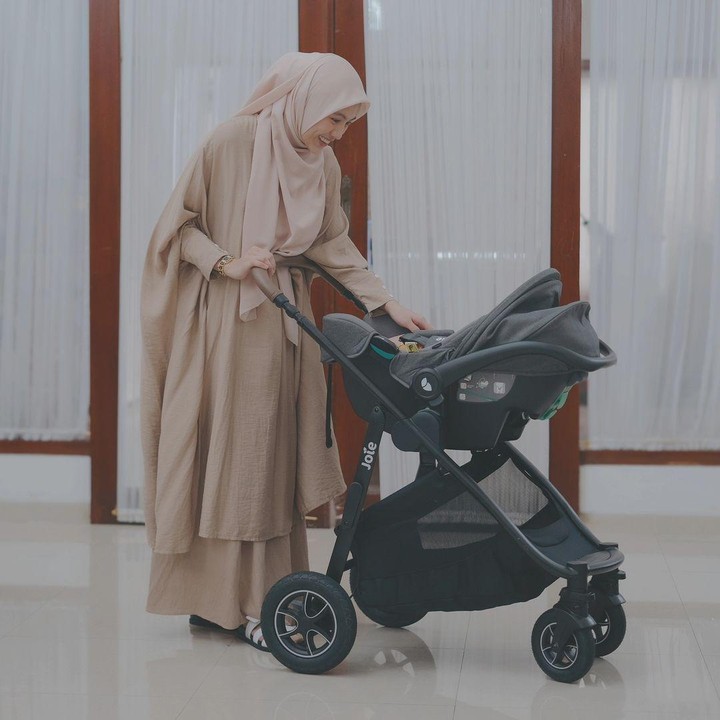 <p>Dalam unggahan-unggahan tersebut, perempuan 32 tahun tersebut tampak bahagia kembali mengurus <em>newborn.</em> Sang putri yang diakrab disapa Lia pun sering dibawa jalan-jalan, nih. (Foto: Instagram @ichasoebandono)<br /><br /><br /></p>