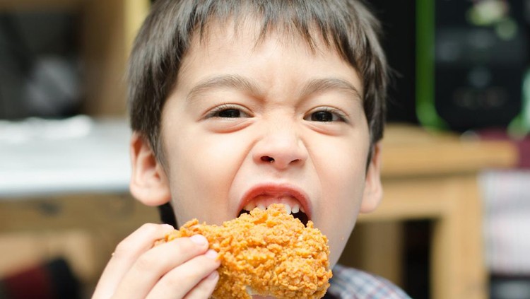 Anak makan ayam