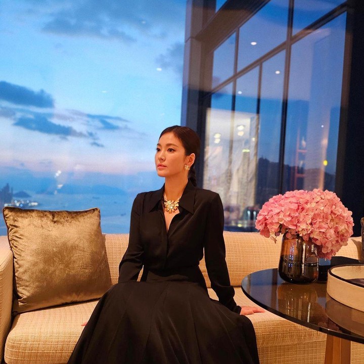 <p>Apabila di foto sebelumnya Song Hye Kyo mengenakan pakaian putih, kali ini ia tampak <em>classy</em> dengan gaun hitamnya. Aura <em>old money</em> begitu terpancar, adanya kalung di lehernya semakin menambah kesan glamor Song Hye Kyo, ya. (Foto: Instagram @kyo1122)</p>
