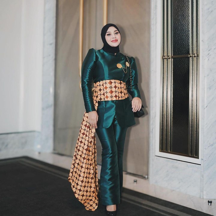 <p>Pada berbagai kesempatan, Aurel kerap membocorkan cara diet yang ia jalani, Bunda. Ia menyebut hanya mengonsumsi tiga sendok nasi dengan lauk yang sehat. (Foto: Instagram: @aurelie.hermansyah)<br /><br /><br /></p>