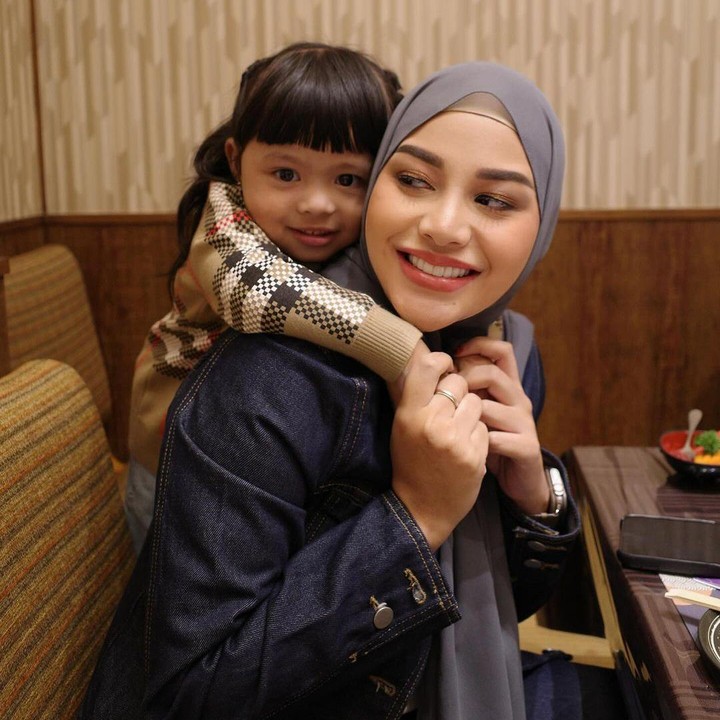<p>Banyak netizen yang menyebut Aurel semakin cantik nih, Bunda. Tidak sedikit juga yang memberikan semangat pada perempuan 26 tahun ini selama menjalani diet. (Foto: Instagram: @aurelie.hermansyah)<br /><br /><br /></p>