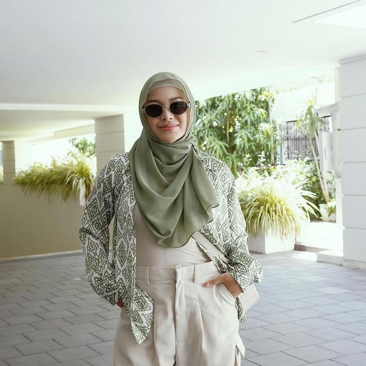 <p>Selain itu, Aurel juga membeberkan selama diet hanya mengonsumsi protein sebagai menu makan malam. "Karena aku lagi diet, makan malam itu aku hanya boleh makan protein daging atau ikan-ikanan," tuturnya pada akun TikTok @aureliehermansyahatta. (Foto: Instagram: @aurelie.hermansyah)<br /><br /><br /></p>