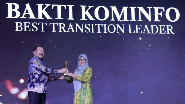 Dirut BAKTI Kominfo menyabet penghargaan sebagai Best Transition Leader dalam GCG Awards 2024 yang diselenggarakan CNBC Indonesia