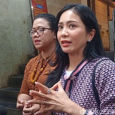 Sidang Perdana Kasus Penipuan Ditunda, Bunga Zainal Harap Bisa Bertemu Pelaku