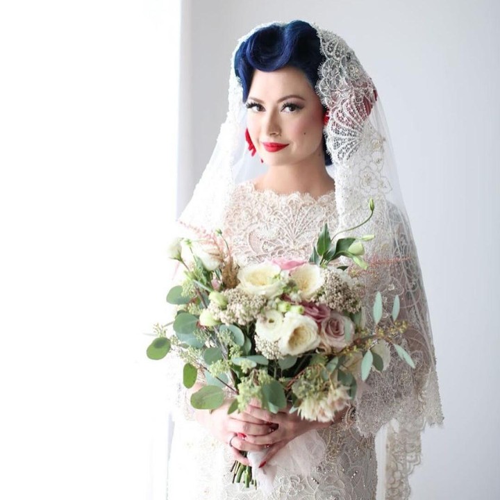 <p>Untuk merayakan momen ini, Derby mengunggah beberapa foto kebersamaannya dengan Claudia dan putri semata wayangnya, Millie. Potret-potret tersebut diambil dari beberapa momen, mulai dari sang istri yang menawan dalam balutan gaun pernikahan hingga liburan bersama. (Foto: Instagram @derbyromero)<br /><br /><br /></p>