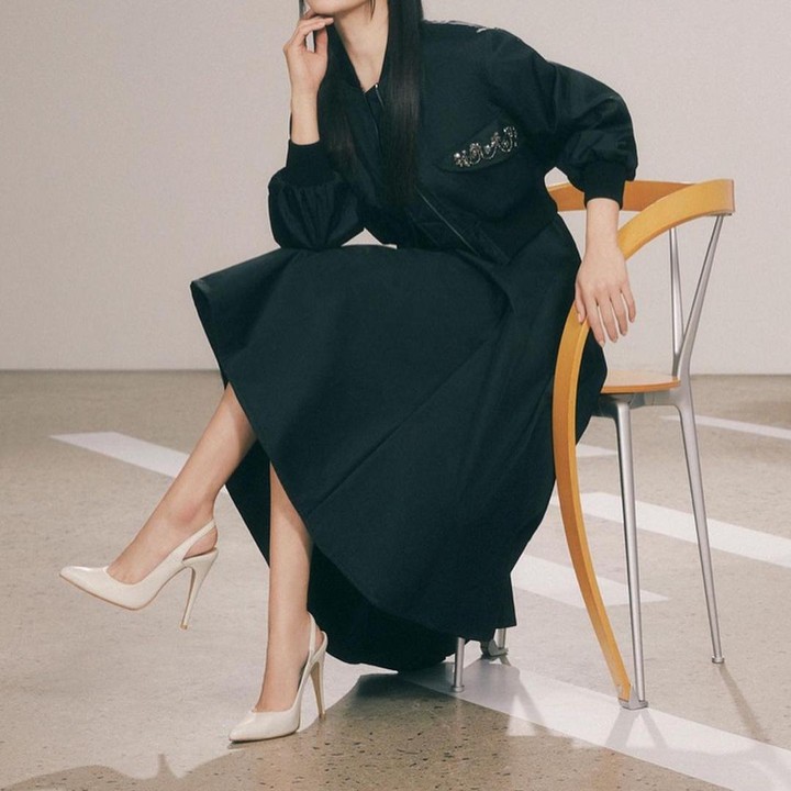 <p>Dalam foto ini Song Hye Kyo terlihat modis dan anggun, ya Bun. Warna hitam memang cocok menjadi salah satu warna outfit old money. Penampilan ini semakin menarik karena Song Hye Kyo memadukan heels berwarna putih yang kontras.(Foto: Instagram @kyo1122)</p>