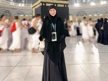 Cerita Davina Karamoy Pertama Kali Umrah usai Mualaf, Rasakan Banyak Keajaiban