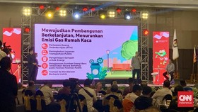 Eri-Muji Dibantu Slide Saat Debat Lawan Kotak Kosong Pilkada Surabaya