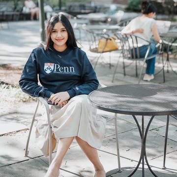 img-title Beda Gaya Figur Publik Pakai Outfit Merchandise Kampus, Erina Gudono sampai Maudy Ayunda