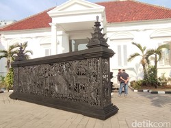 Karya Monumental Entang Wiharso Mejeng di Depan Galeri Nasional Indonesia