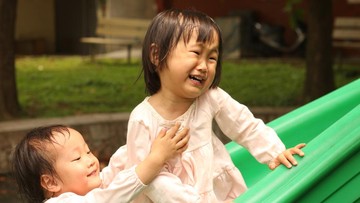 Cara mengungkap kasih sayang antar saudara selain pelukan