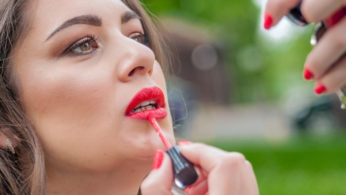 Viral Seorang PNS di India Dimutasi Hanya karena Pakai Lipstik Merah Cerah, Ini Kisahnya!