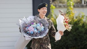 J-Hope Selesai Wamil Hari Ini, Disambut Buket Bunga dari Jin BTS