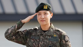 FOTO: Senyum J-Hope BTS Resmi Selesai Wajib Militer