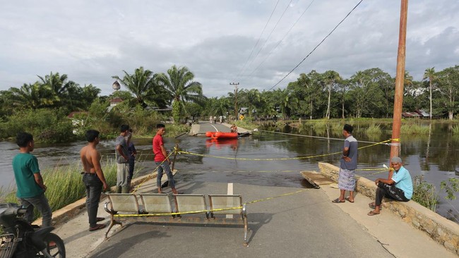 8 Desa Terisolasi Imbas Jembatan Putus di Touna Sulteng BPBD Sulteng melaporkan jembatan di Desa Bongka Koi, Tojo Una-una, terputus akibat banjir dan mengisolasi delapan desa.