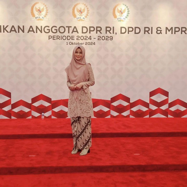 <p>Berikut ini salah satu pesan dukungan yang diberi netizen untuk Jihan. Bunda empat anak ini diharapkan menjadi anggota DPD RI yang amanah dan memperjuangkan suara rakyat. "Selamat ya Teh @jihanfahirareal , semoga dilancarkan dan dimudahkan segala urusan dalam memperjuangkan suara rakyat Indonesia, sukses selalu ya teh," kata @khanz*****. (Foto: Instagram @jihanfahirareal)</p>