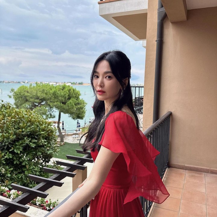 <p>Kesan glamor begitu terasa saat Song Hye Kyo memakai dress merah, apalagi dengan rambut panjang yang digerai. Outfit ini membuat Song Hye Kyo tampak sangat anggun, ya, Bunda. (Foto: Instagram @kyo1122)</p>