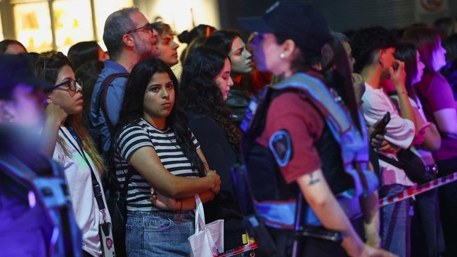 Hotel Buenos Aires, Argentina tempat mantan personel One Direction Liam Payne meninggal masih diselimuti suasana duka pada Rabu (16/10) sore waktu setempat.