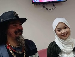 Limbad Nggak Seram Lagi Usai Pose Bareng Boneka Labubu