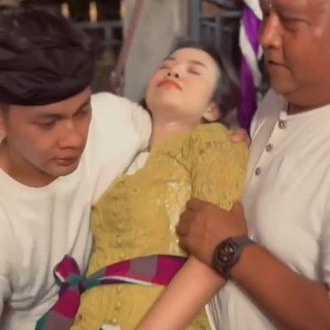 Bikin Panik, Mayang Lucyana Pingsan Saat Ikut Tradisi Ngurek Bali
